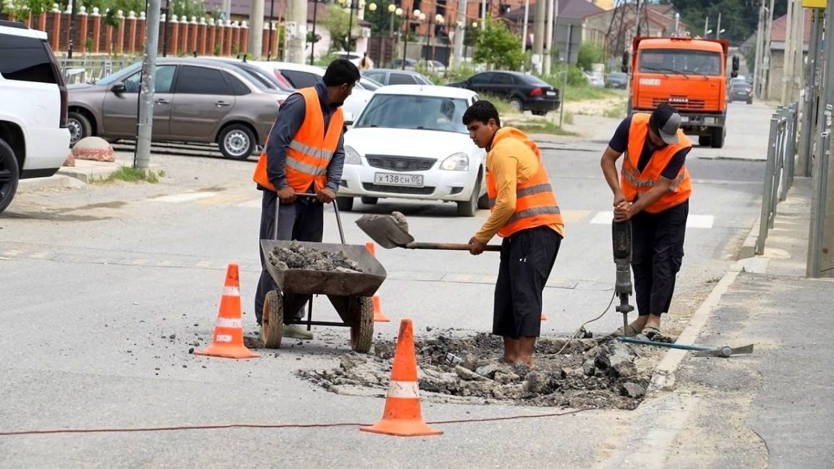 В Махачкале началась подготовка к ремонту асфальта на улице Мраморной