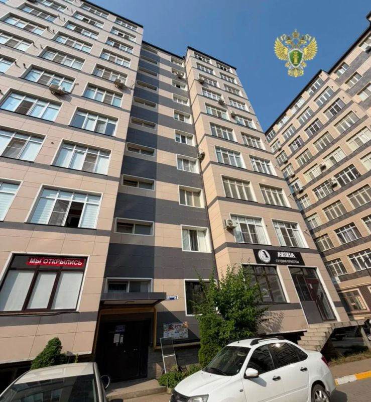 Прокуратура Каспийска Республики Дагестан поставила на контроль установление обстоятельств падения ребенка из окна многоквартирного дома