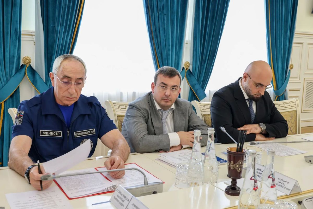 В ходе рабочей поездки в Махачкалу полномочный представитель Президента Российской Федерации в Северо-Кавказском федеральном округе Юрий Чайка провел совещание, на котором был рассмотрен ход работ по ликвидации последствий... В ходе рабочей поездки в Махачкалу полномочный представитель Президента Российской Федерации в Северо-Кавказском федеральном округе Юрий Чайка провел совещание, на котором был рассмотрен ход работ по ликвидации последствий...