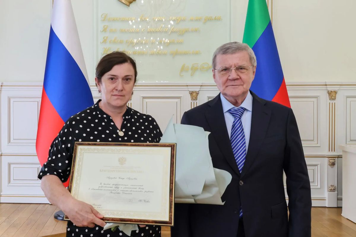 Юрий Чайка вручил Благодарственные письма отличившимся жителям Дагестана Юрий Чайка вручил Благодарственные письма отличившимся жителям Дагестана