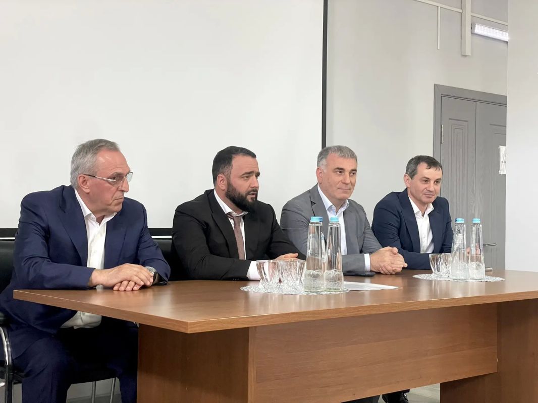 Алиомар Ахмедов представил коллективам двух крупнейших больниц Дагестана новых руководителей Алиомар Ахмедов представил коллективам двух крупнейших больниц Дагестана новых руководителей