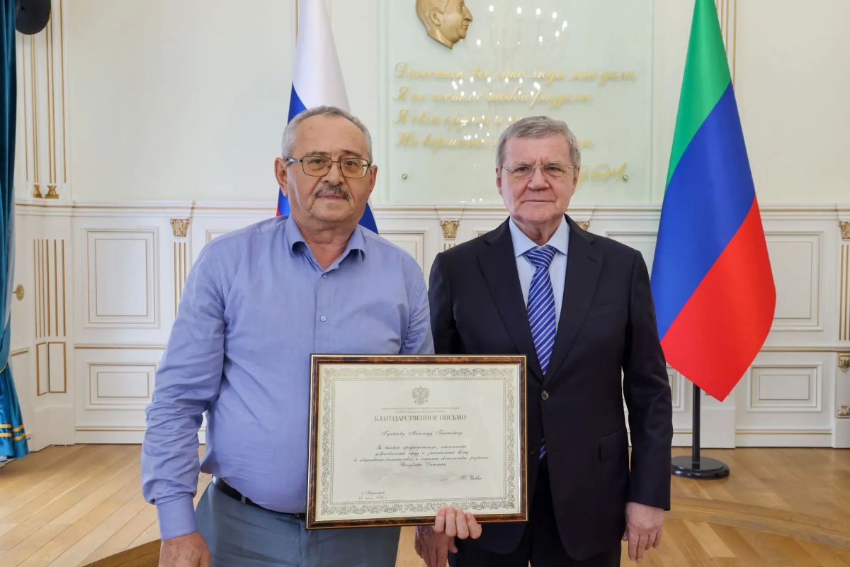 В Махачкале полномочный представитель Президента Российской Федерации в Северо-Кавказском федеральном округе Юрий Чайка вручил Благодарственные письма жителям Дагестана, внесшим весомый вклад в общественно-политическое и... В Махачкале полномочный представитель Президента Российской Федерации в Северо-Кавказском федеральном округе Юрий Чайка вручил Благодарственные письма жителям Дагестана, внесшим весомый вклад в общественно-политическое и...