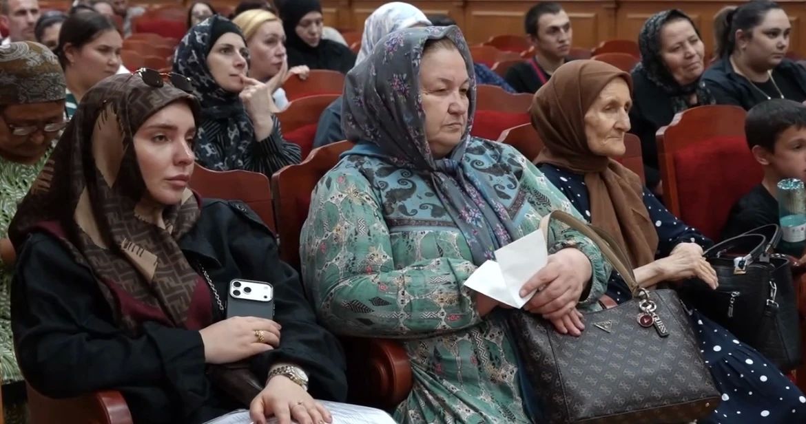 В администрации Махачкалы вручили ключи от благоустроенных квартир детям, оставшимся без попечения родителей В администрации Махачкалы вручили ключи от благоустроенных квартир детям, оставшимся без попечения родителей