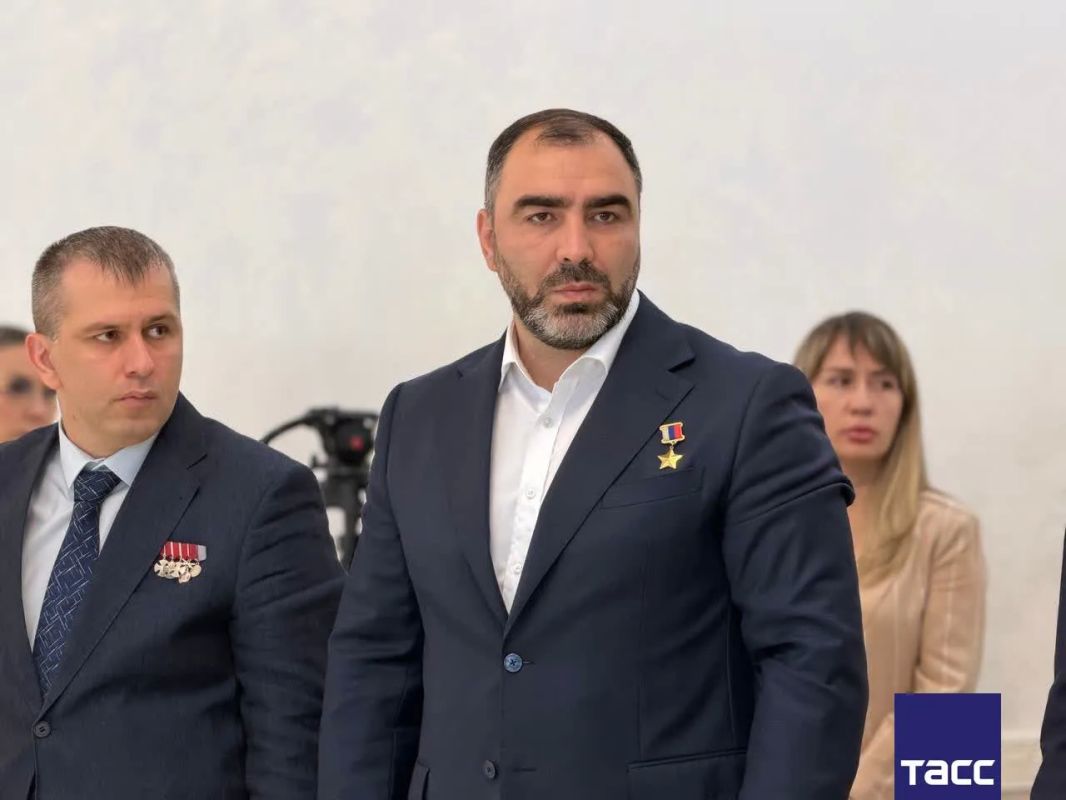 В Махачкале родителям Исы Абдулхалимова передали Звезду Героя России В Махачкале родителям Исы Абдулхалимова передали Звезду Героя России