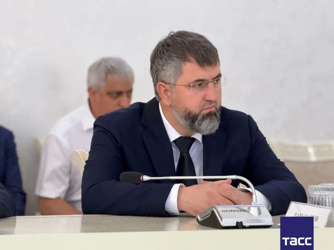 В Махачкале родителям Исы Абдулхалимова передали Звезду Героя России В Махачкале родителям Исы Абдулхалимова передали Звезду Героя России