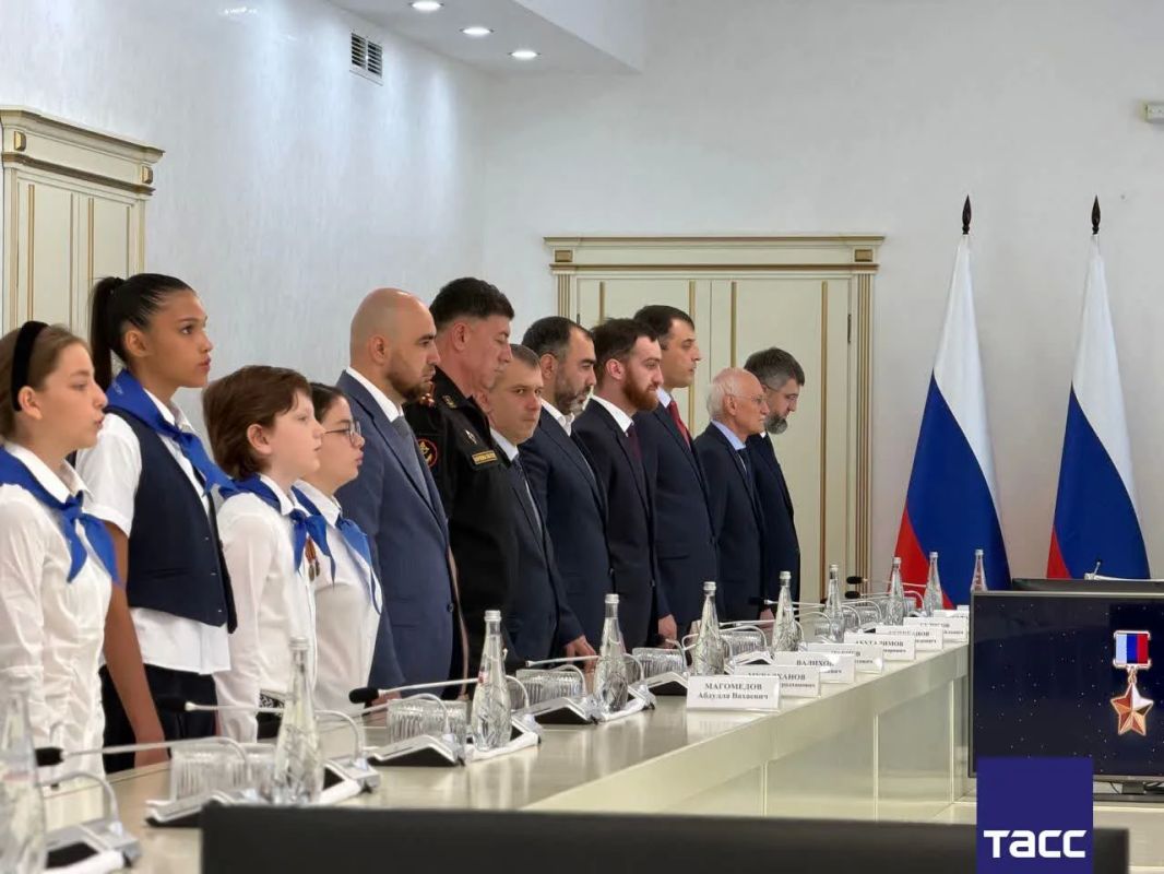 В Махачкале родителям Исы Абдулхалимова передали Звезду Героя России В Махачкале родителям Исы Абдулхалимова передали Звезду Героя России