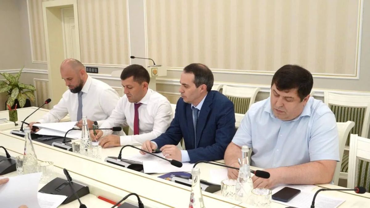 Глава Махачкалы Джамбулат Салавов провел рабочее совещание с заместителями Глава Махачкалы Джамбулат Салавов провел рабочее совещание с заместителями