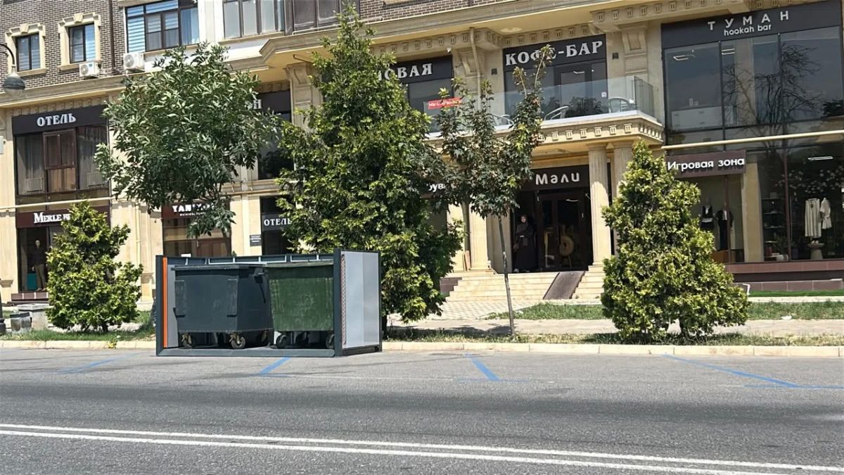 В Дербенте устанавливают контейнерные площадки нового образца для сбора твердых коммунальных отходов В Дербенте устанавливают контейнерные площадки нового образца для сбора твердых коммунальных отходов