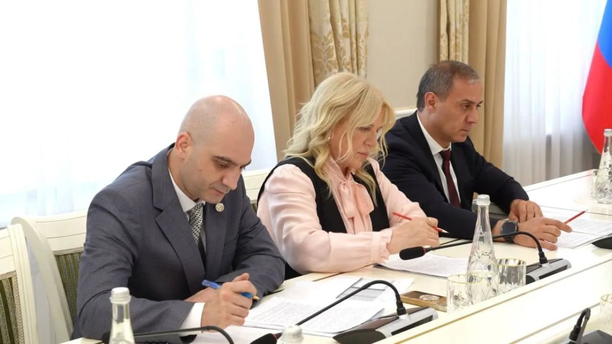 Глава Махачкалы Джамбулат Салавов провел рабочее совещание с заместителями Глава Махачкалы Джамбулат Салавов провел рабочее совещание с заместителями