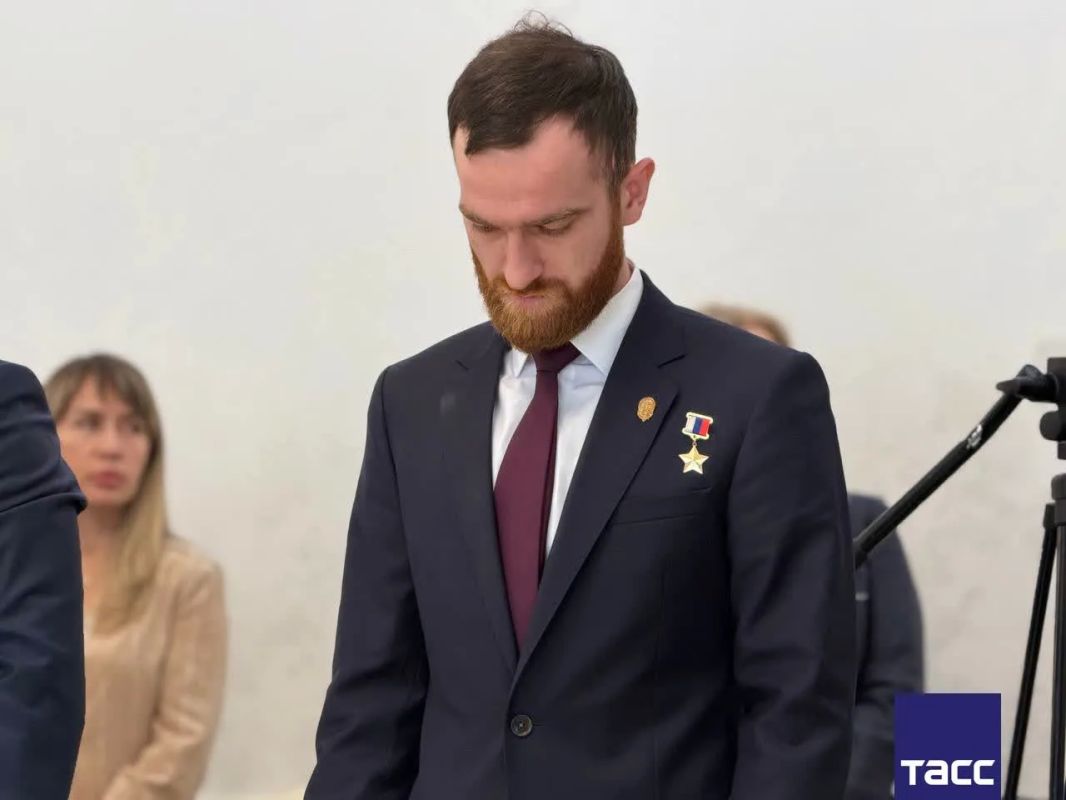 В Махачкале родителям Исы Абдулхалимова передали Звезду Героя России В Махачкале родителям Исы Абдулхалимова передали Звезду Героя России