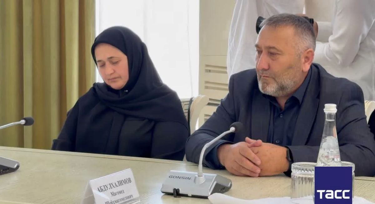 В Махачкале родителям Исы Абдулхалимова передали Звезду Героя России В Махачкале родителям Исы Абдулхалимова передали Звезду Героя России