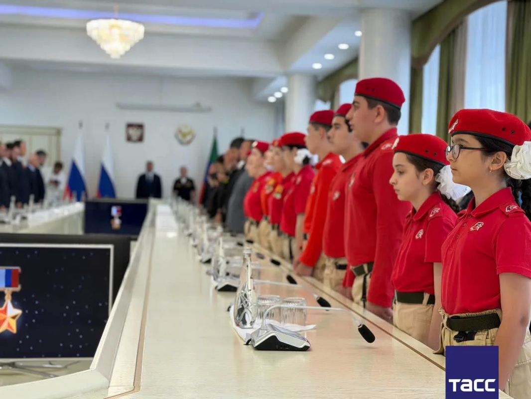 В Махачкале родителям Исы Абдулхалимова передали Звезду Героя России В Махачкале родителям Исы Абдулхалимова передали Звезду Героя России