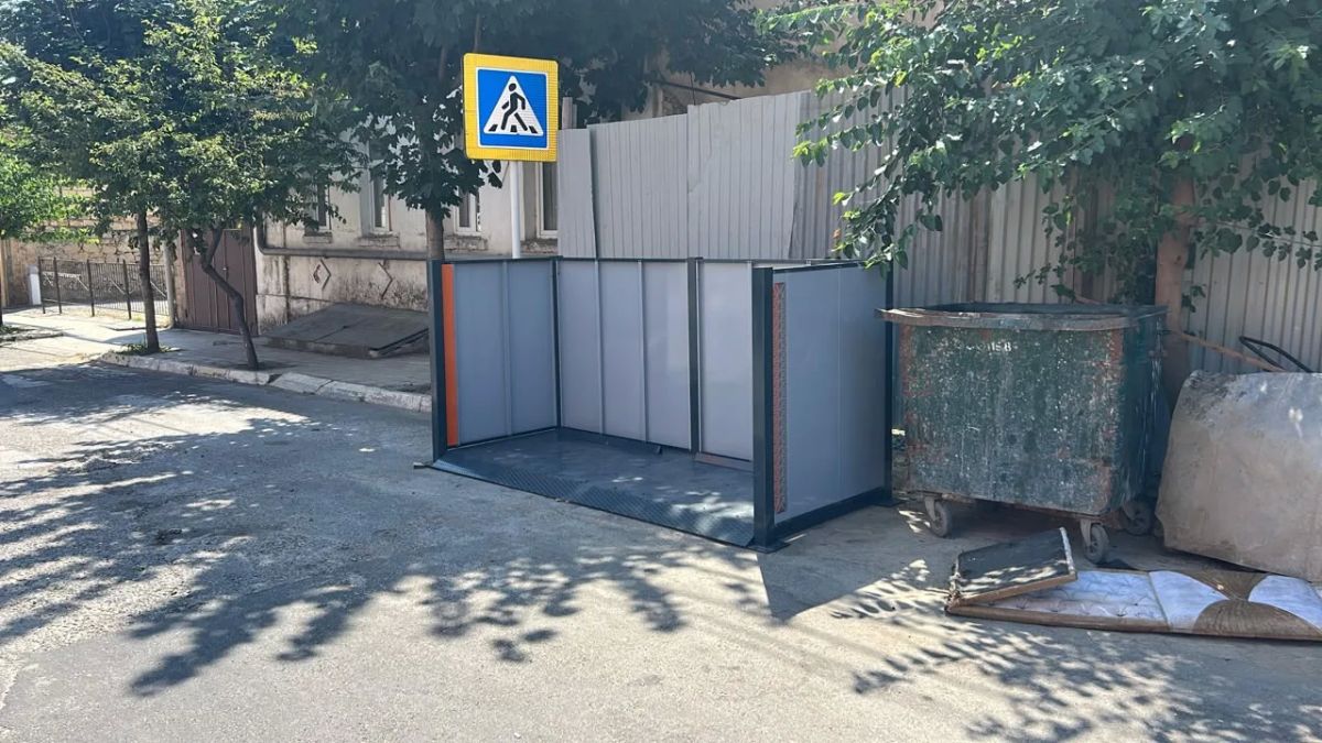 В Дербенте устанавливают контейнерные площадки нового образца для сбора твердых коммунальных отходов В Дербенте устанавливают контейнерные площадки нового образца для сбора твердых коммунальных отходов
