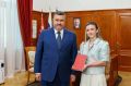 Врио главы Дагестана Фёдор Щукин вручил 150-тысячный диплом с отличием выпускнице ДГУ Алине Рабадановой