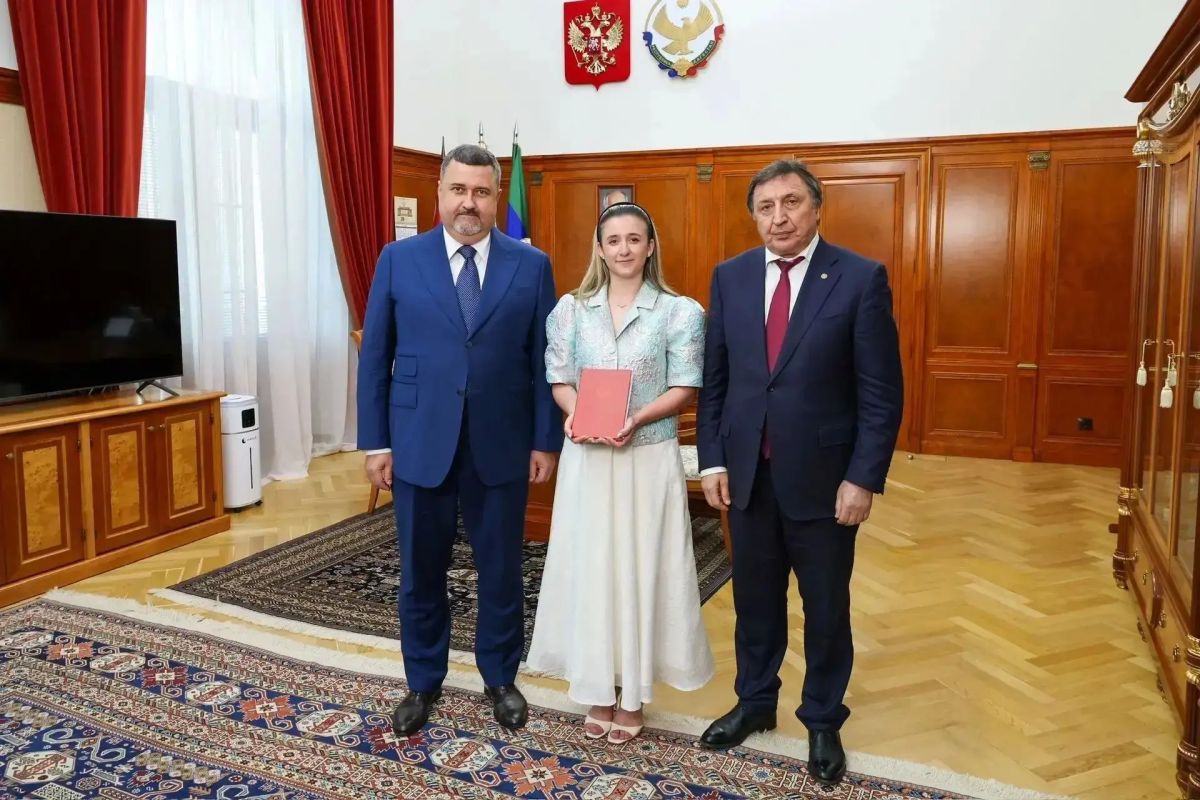 Врио главы Дагестана Фёдор Щукин вручил 150-тысячный диплом с отличием выпускнице Дагестанского государственного университета Алине Рабадановой