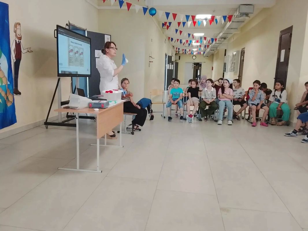 В Каспийске продолжается обучение населения навыкам первой помощи и безопасности В Каспийске продолжается обучение населения навыкам первой помощи и безопасности