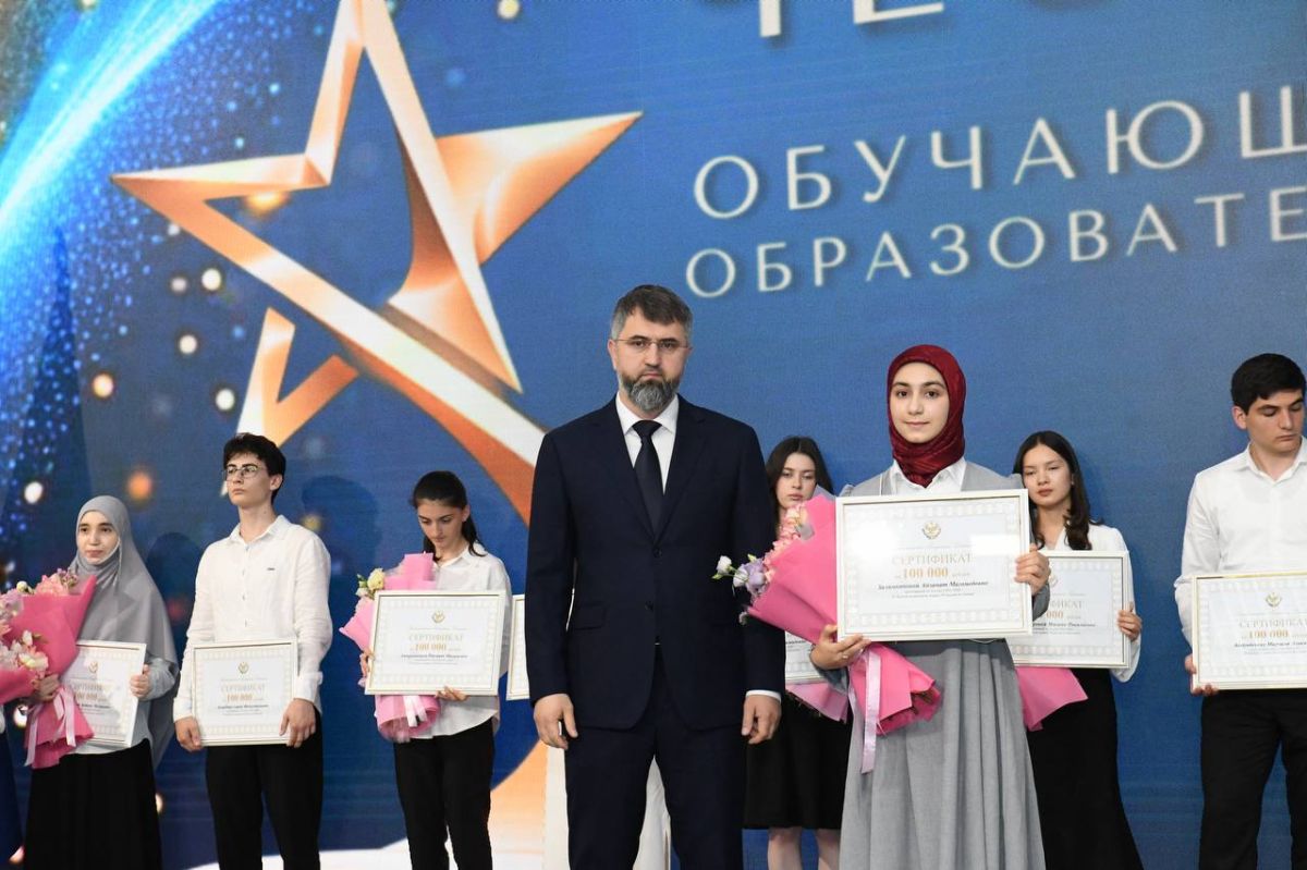 Фоторепортаж с чествования обучающихся с особыми образовательными результатами Фоторепортаж с чествования обучающихся с особыми образовательными результатами