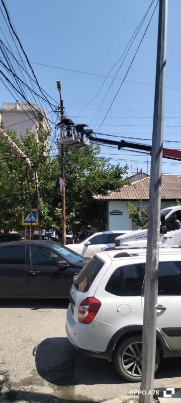 В Махачкале специалисты МБУ «Благоустройство г. Махачкалы» ведут ремонт уличного освещения: демонтируют повреждённую опору в сквере Буйнакского, меняют светильники на углу Малыгина и Ярагского, а также на улицах М. Гаджиева... В Махачкале специалисты МБУ «Благоустройство г. Махачкалы» ведут ремонт уличного освещения: демонтируют повреждённую опору в сквере Буйнакского, меняют светильники на углу Малыгина и Ярагского, а также на улицах М. Гаджиева...