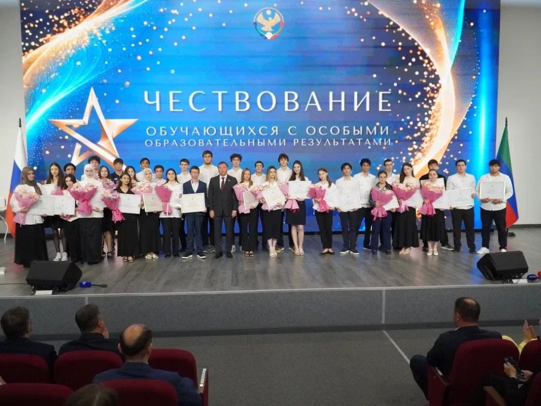 Церемония продолжилась вручением денежных сертификатов на 100 тысяч рублей — этот момент еще раз подтвердил, как сильно в республике ценят и поддерживают достижения молодежи Церемония продолжилась вручением денежных сертификатов на 100 тысяч рублей — этот момент еще раз подтвердил, как сильно в республике ценят и поддерживают достижения молодежи