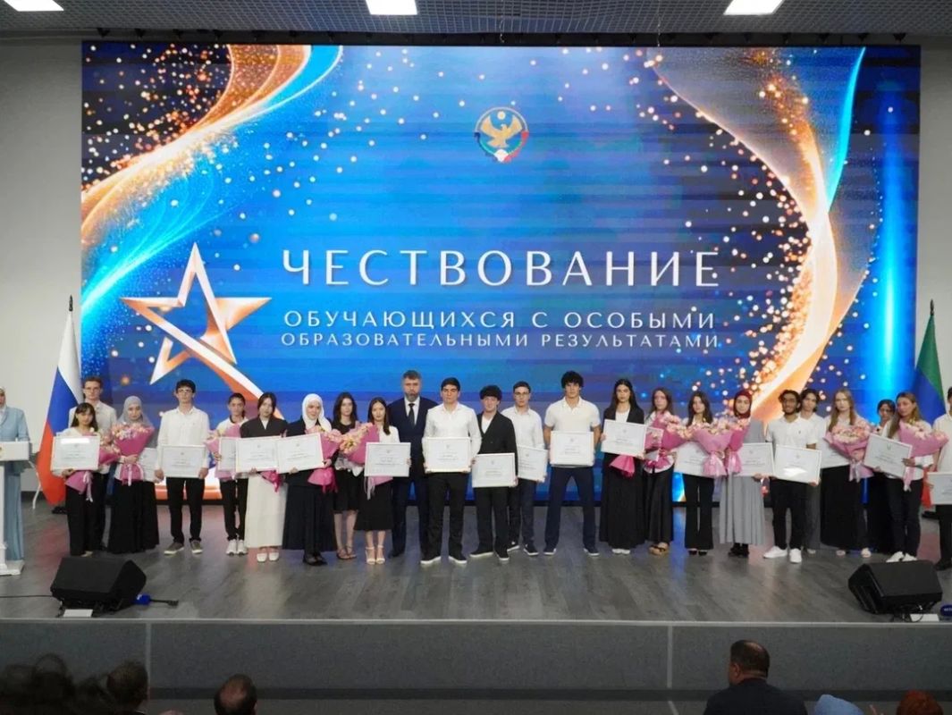 Церемония продолжилась вручением денежных сертификатов на 100 тысяч рублей — этот момент еще раз подтвердил, как сильно в республике ценят и поддерживают достижения молодежи Церемония продолжилась вручением денежных сертификатов на 100 тысяч рублей — этот момент еще раз подтвердил, как сильно в республике ценят и поддерживают достижения молодежи