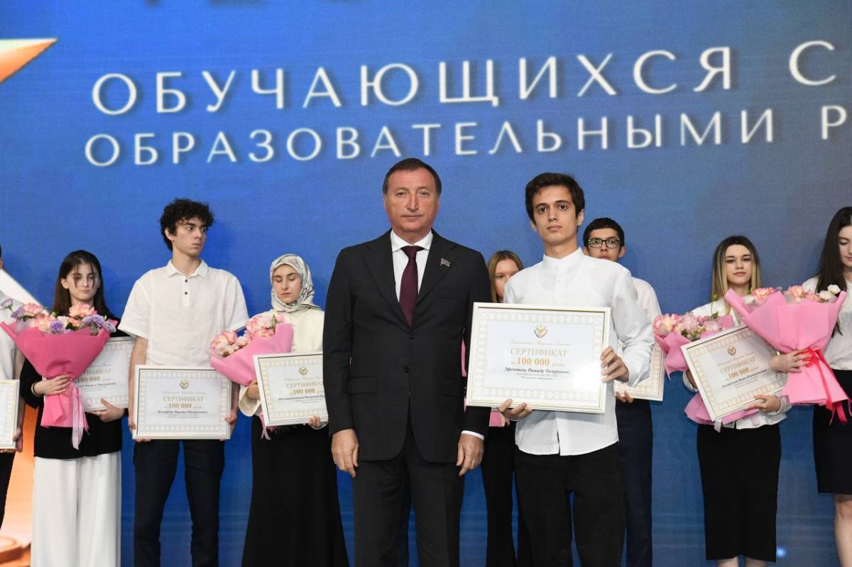 Фоторепортаж с чествования обучающихся с особыми образовательными результатами Фоторепортаж с чествования обучающихся с особыми образовательными результатами