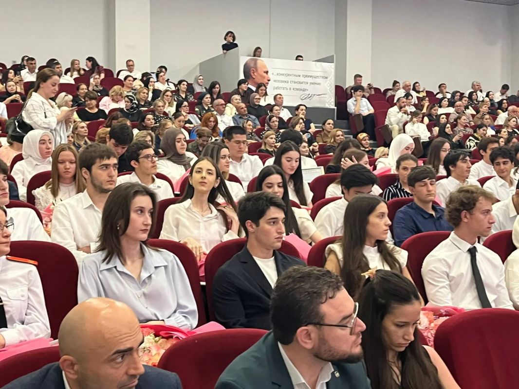 Федор Щукин вручил сертификаты школьникам, получившим высокие результаты в учебе Федор Щукин вручил сертификаты школьникам, получившим высокие результаты в учебе