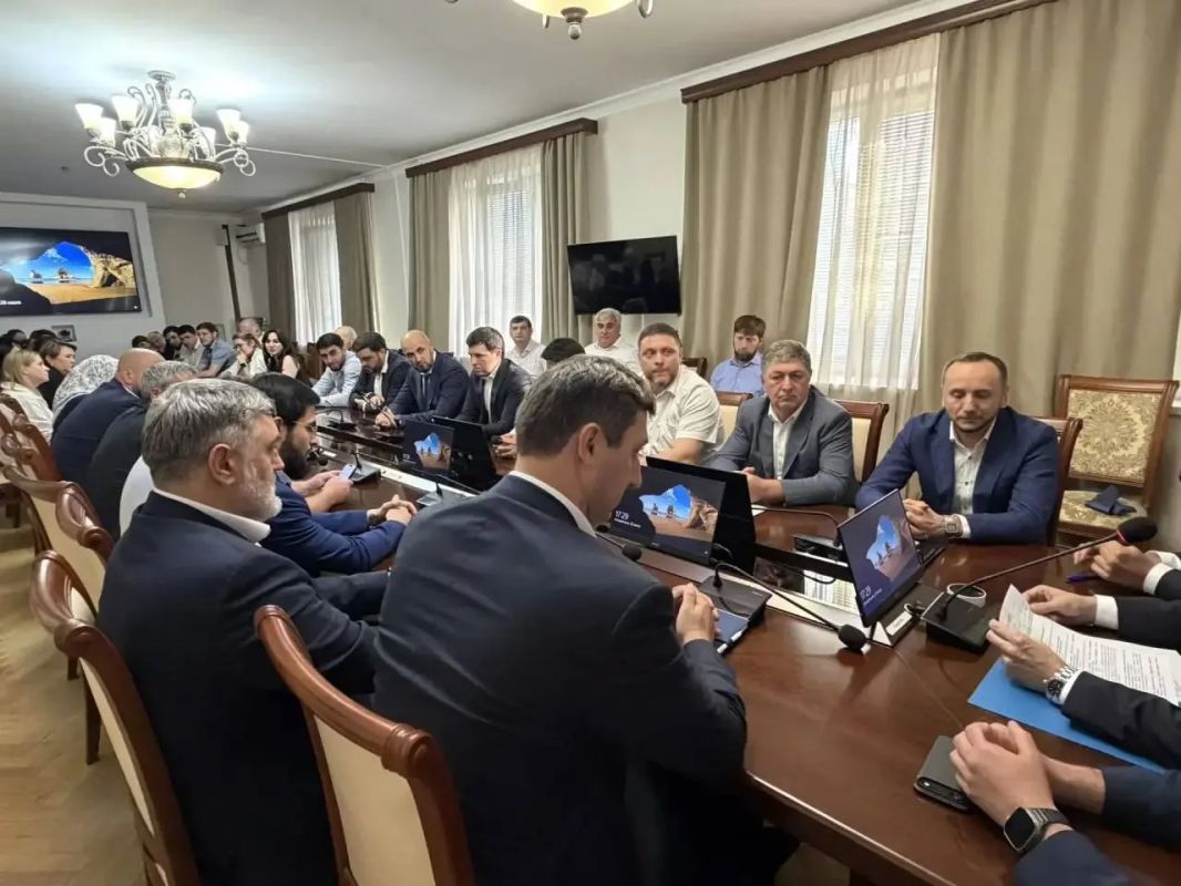 Коллективу Минстроя Дагестана представили нового руководителя Коллективу Минстроя Дагестана представили нового руководителя