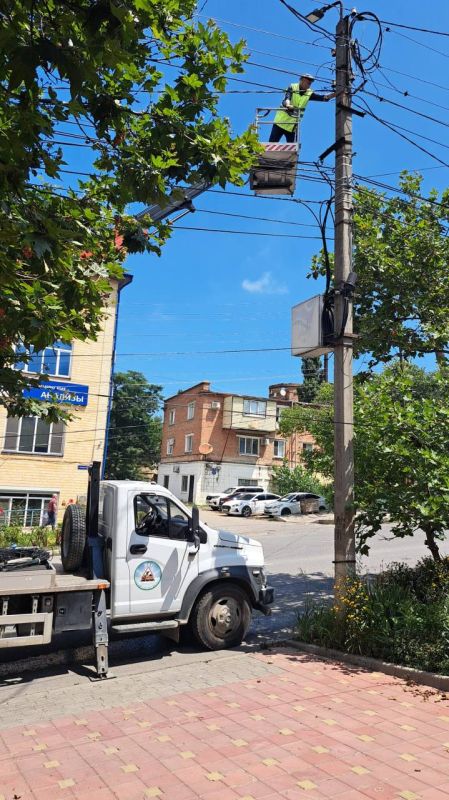 В Махачкале специалисты МБУ «Благоустройство г. Махачкалы» ведут ремонт уличного освещения: демонтируют повреждённую опору в сквере Буйнакского, меняют светильники на углу Малыгина и Ярагского, а также на улицах М. Гаджиева... В Махачкале специалисты МБУ «Благоустройство г. Махачкалы» ведут ремонт уличного освещения: демонтируют повреждённую опору в сквере Буйнакского, меняют светильники на углу Малыгина и Ярагского, а также на улицах М. Гаджиева...