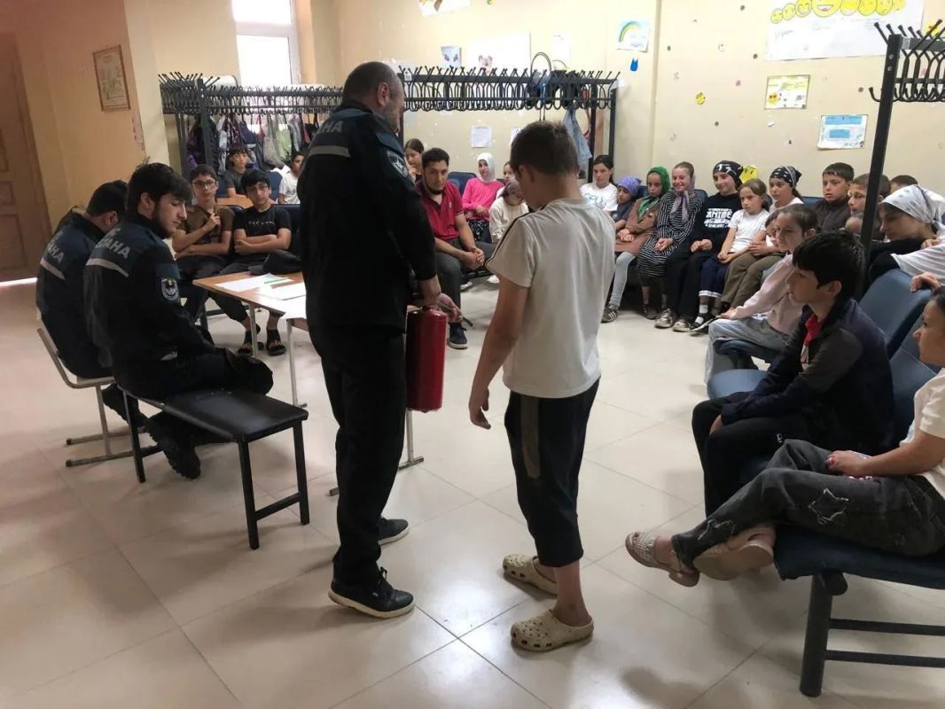 В гостях у "Радуги": уроки безопасности от профессионалов В гостях у "Радуги": уроки безопасности от профессионалов