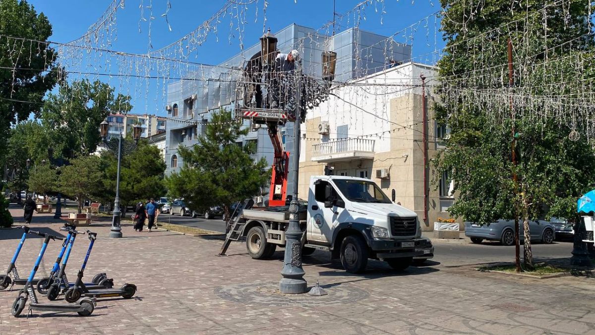 В Махачкале специалисты МБУ «Благоустройство г. Махачкалы» ведут ремонт уличного освещения: демонтируют повреждённую опору в сквере Буйнакского, меняют светильники на углу Малыгина и Ярагского, а также на улицах М. Гаджиева... В Махачкале специалисты МБУ «Благоустройство г. Махачкалы» ведут ремонт уличного освещения: демонтируют повреждённую опору в сквере Буйнакского, меняют светильники на углу Малыгина и Ярагского, а также на улицах М. Гаджиева...