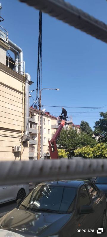 В Махачкале специалисты МБУ «Благоустройство г. Махачкалы» ведут ремонт уличного освещения: демонтируют повреждённую опору в сквере Буйнакского, меняют светильники на углу Малыгина и Ярагского, а также на улицах М. Гаджиева... В Махачкале специалисты МБУ «Благоустройство г. Махачкалы» ведут ремонт уличного освещения: демонтируют повреждённую опору в сквере Буйнакского, меняют светильники на углу Малыгина и Ярагского, а также на улицах М. Гаджиева...