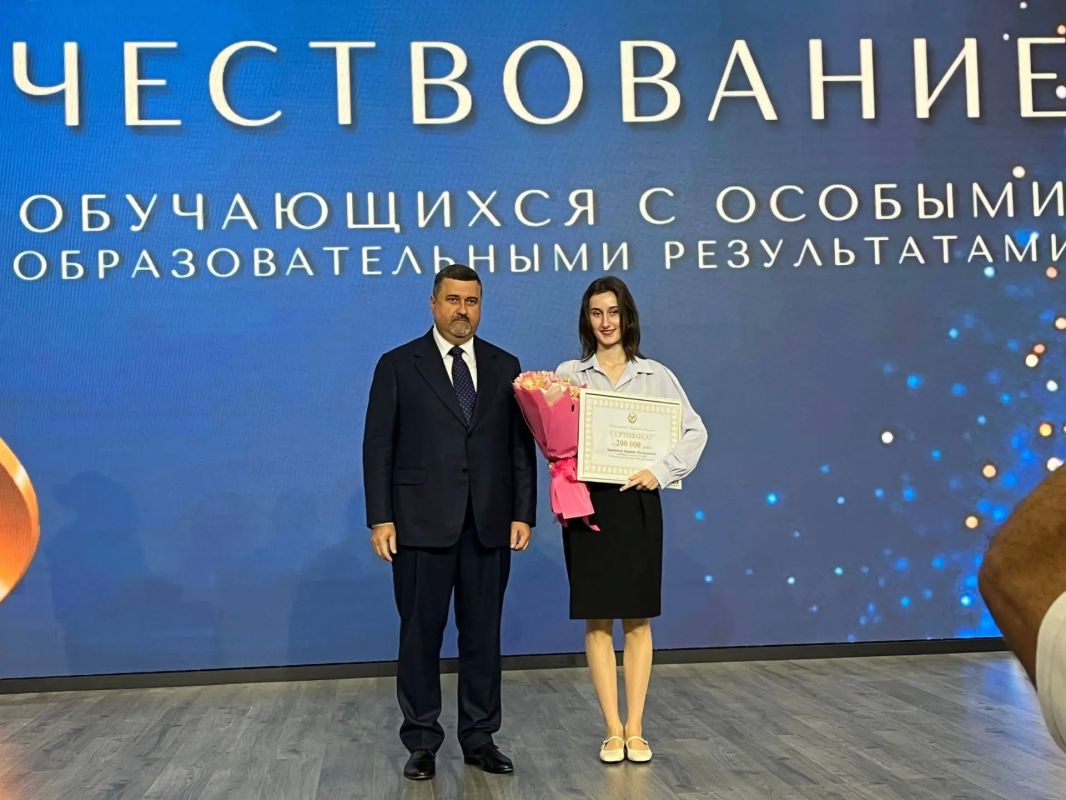 Федор Щукин вручил сертификаты школьникам, получившим высокие результаты в учебе Федор Щукин вручил сертификаты школьникам, получившим высокие результаты в учебе