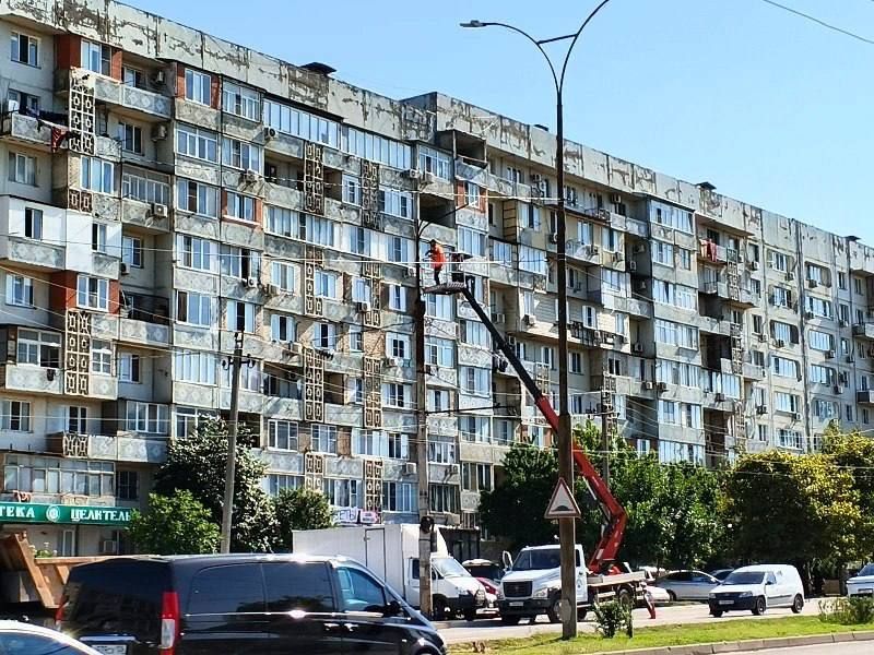 Специалисты МБУ «Благоустройство г. Махачкалы» отремонтировали и заменили светильники на проспекте Акушинского