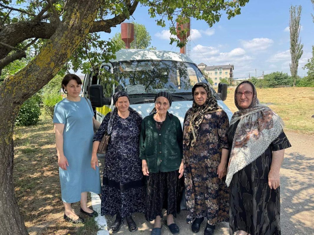 Мобильная бригада Сулейман-Стальского района продолжает доставлять пожилых граждан на диспансеризацию Мобильная бригада Сулейман-Стальского района продолжает доставлять пожилых граждан на диспансеризацию