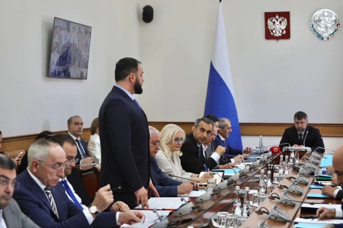 Премьер Дагестана представил составу Правительства новых руководителей Премьер Дагестана представил составу Правительства новых руководителей