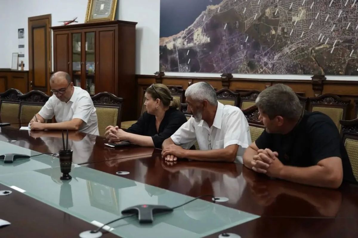 Глава Дербента Ханлар Пашабеков провел прием граждан, организованный в рамках Единого дня приемов участников специальной военной операции и членов их семей по линии партии «Единая Россия» Глава Дербента Ханлар Пашабеков провел прием граждан, организованный в рамках Единого дня приемов участников специальной военной операции и членов их семей по линии партии «Единая Россия»