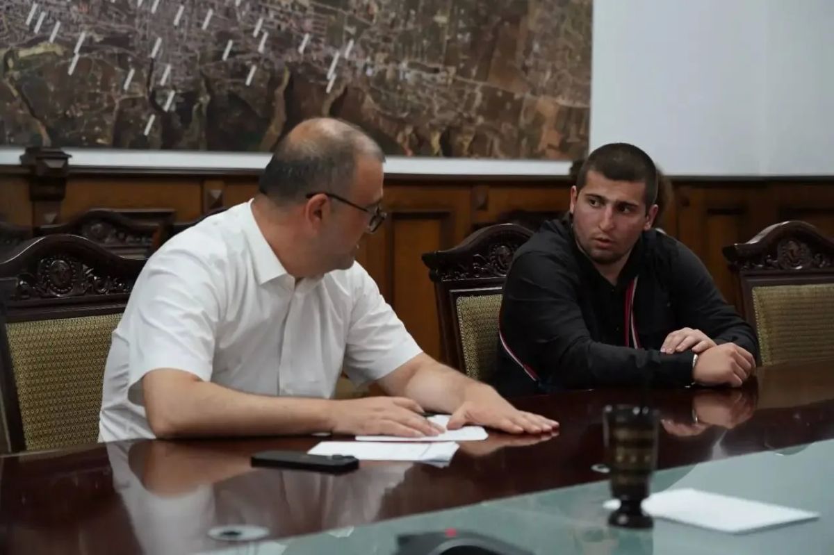 Глава Дербента Ханлар Пашабеков провел прием граждан, организованный в рамках Единого дня приемов участников специальной военной операции и членов их семей по линии партии «Единая Россия» Глава Дербента Ханлар Пашабеков провел прием граждан, организованный в рамках Единого дня приемов участников специальной военной операции и членов их семей по линии партии «Единая Россия»