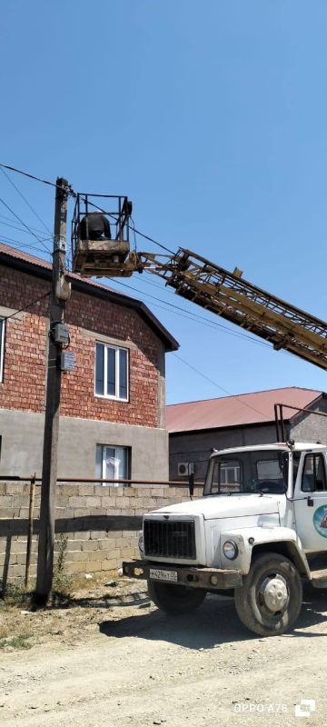 Сотрудники МБУ «Благоустройство» меняют лампы уличного освещения на улице Набережная, 122 в Богатыревке Сотрудники МБУ «Благоустройство» меняют лампы уличного освещения на улице Набережная, 122 в Богатыревке