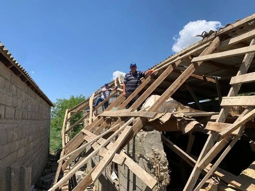 Игорь Кастюкевич: Республика Дагестан. Волонтеры лагеря Единой России «Дагестанский Рубеж» сейчас сконцентрированы на помощи жителям пострадавших сел в части подготовки строений к сносу Игорь Кастюкевич: Республика Дагестан. Волонтеры лагеря Единой России «Дагестанский Рубеж» сейчас сконцентрированы на помощи жителям пострадавших сел в части подготовки строений к сносу