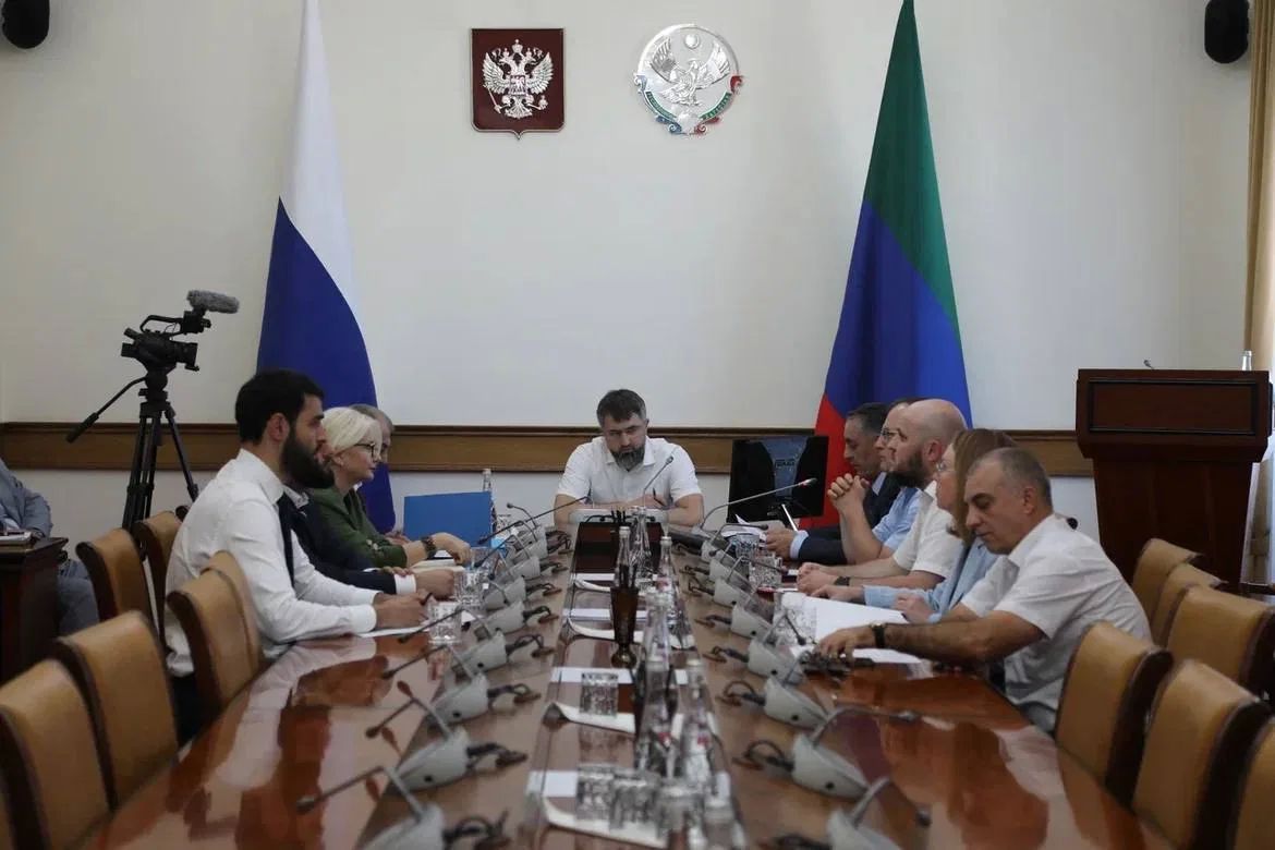 Председатель правительства Дагестана Магомед Рамазанов поручил усилить контроль за работой частной медицины, фармацевтики и косметологии