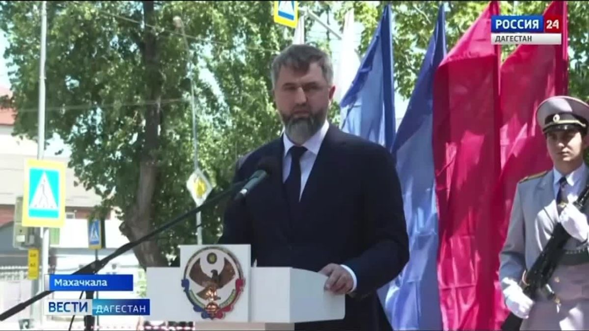В Махачкале открыли памятник Герою России, бывшему министру внутренних дел Дагестана Адильгерею Магомедтагирову