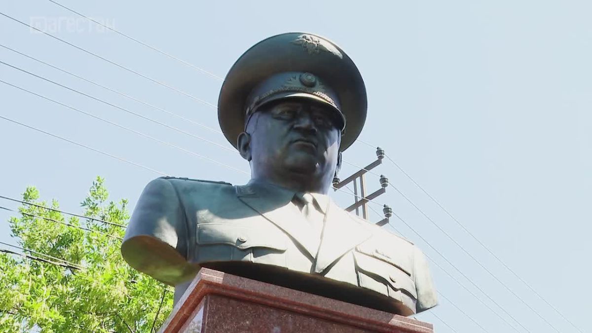 В Махачкале прошла церемония открытия памятника Герою России Адильгерею Магомедтагирову