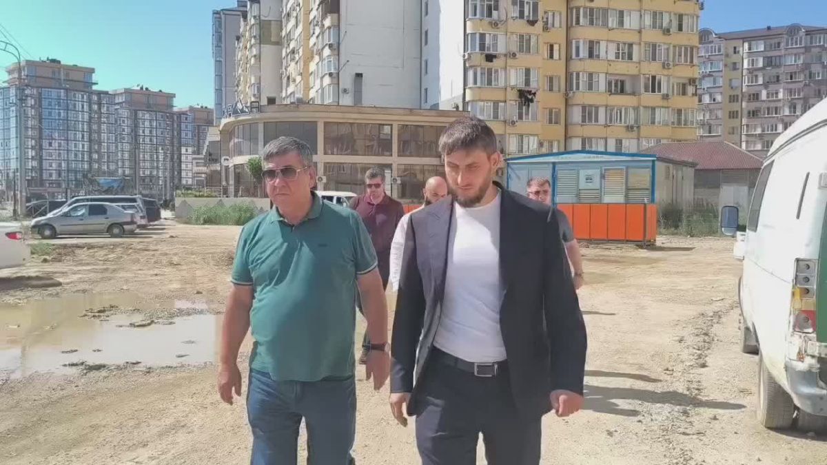 В интернете появилось видеообращение жителя Каспийска, который выразил обеспокоенность состоянием дорожного участка по адресу ул. Акулиничева, 13. Врио главы города Арсен Шерифов вместе с рабочей группой выехал на место...