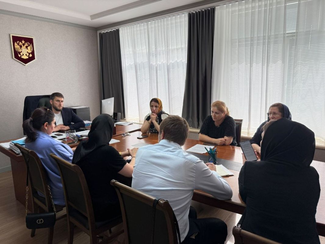 В администрации города состоялась встреча Врио главы города Арсена Шерифова и его заместителя Гусейна Ункилова с членами семей погибших участников специальной военной операции В администрации города состоялась встреча Врио главы города Арсена Шерифова и его заместителя Гусейна Ункилова с членами семей погибших участников специальной военной операции