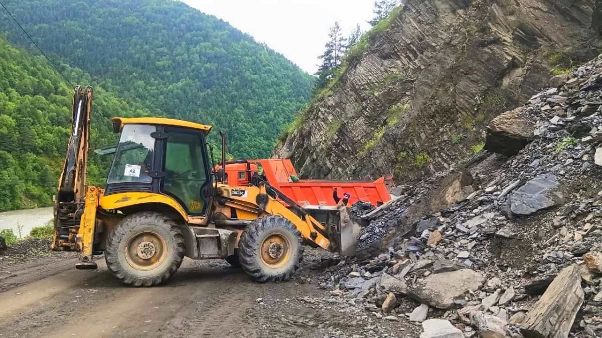 Дорожники восстанавливают транспортное сообщение в горных районах Дагестана после ливней
