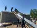 Игорь Кастюкевич: Республика Дагестан. Участники волонтерского лагеря Единой России «Дагестанский рубеж» приступили к перекрытию кровли на летней кухне у отца участника СВО Мовлади Айсултанова из села Кадыротар
