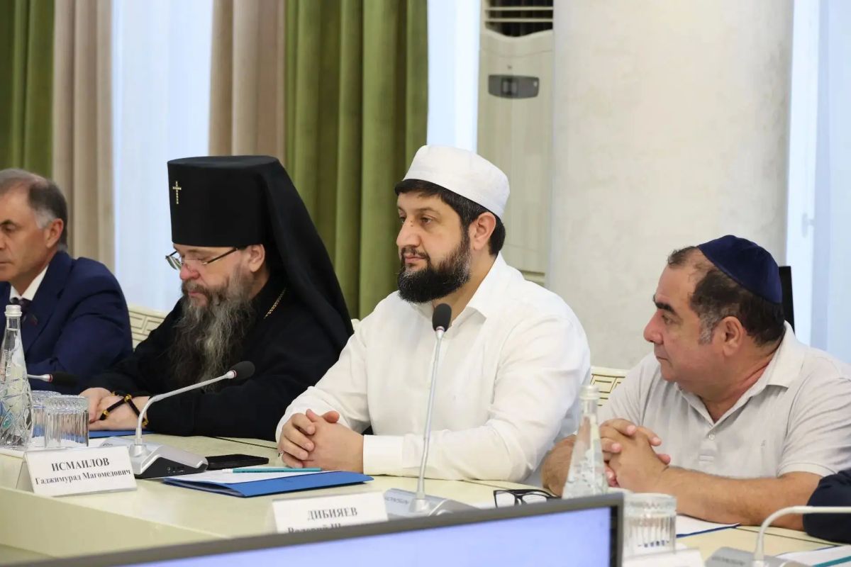 Принял участие в заседании Республиканского оргкомитета по подготовке и проведению в Дагестане мероприятий, посвященных Году единства народов России под руководством врио главы Дагестана Фёдор Вячеславовича Щукина Принял участие в заседании Республиканского оргкомитета по подготовке и проведению в Дагестане мероприятий, посвященных Году единства народов России под руководством врио главы Дагестана Фёдор Вячеславовича Щукина