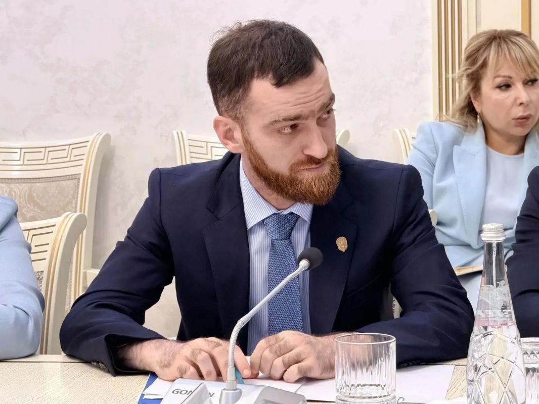 Принял участие в заседании Республиканского оргкомитета по подготовке и проведению в Дагестане мероприятий, посвященных Году единства народов России под руководством врио главы Дагестана Фёдор Вячеславовича Щукина