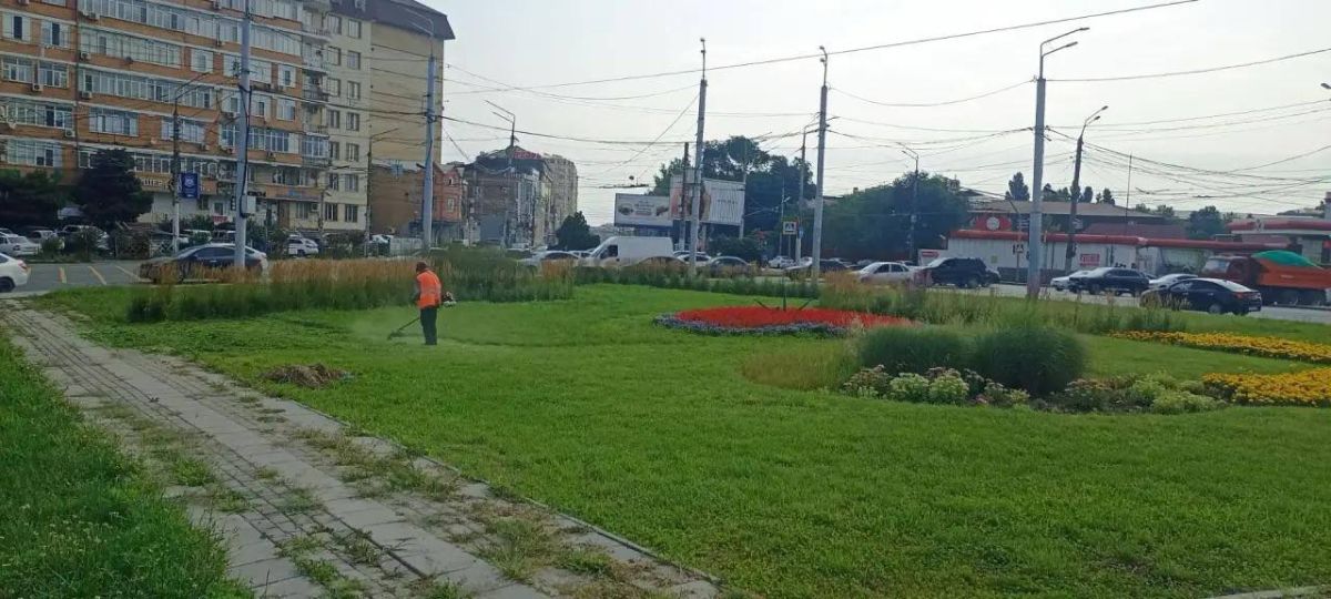 Специалистами МБУ «Благоустройство» проведены работы по кошению травы на территории троллейбусного кольца Специалистами МБУ «Благоустройство» проведены работы по кошению травы на территории троллейбусного кольца