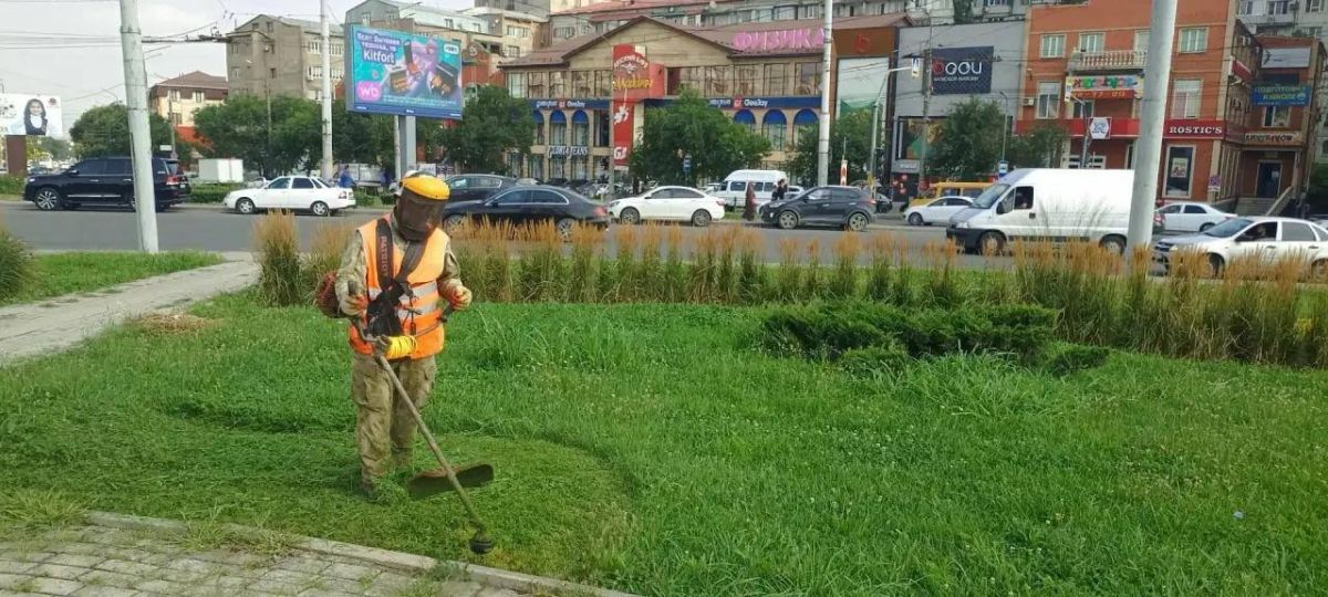 Специалистами МБУ «Благоустройство» проведены работы по кошению травы на территории троллейбусного кольца Специалистами МБУ «Благоустройство» проведены работы по кошению травы на территории троллейбусного кольца